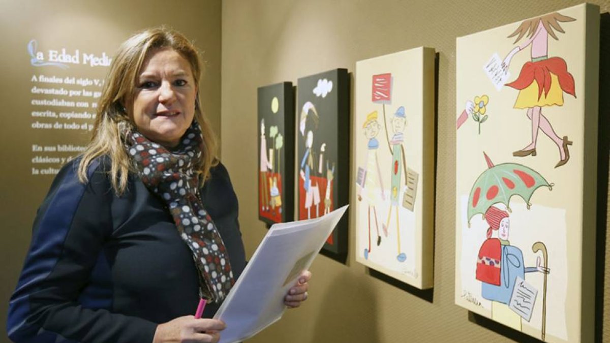 Laura Esteban, junto a cuatro de las pinturas que visten el Fadrique.-Raúl Ochoa