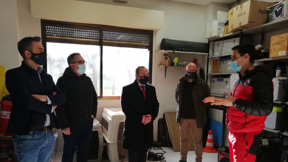Los miembros de Vox en una visita a las instalaciones del GREM.