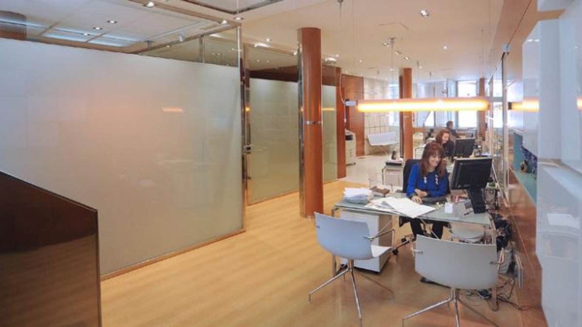 Interior de la oficina que Inmobiliaria Ortega Delgado tiene en calle San Juan, 9.-ISRAEL L. MURILLO
