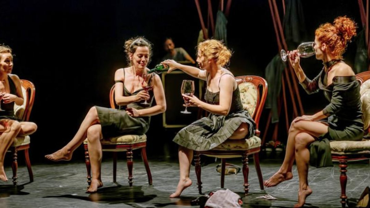 Carolina Solas, Rosa Manteiga, María Vázquez y Marta Belenguer -y Jorge Muñoz- representarán ‘Femenino singular’ mañana en Cultural Cordón.-