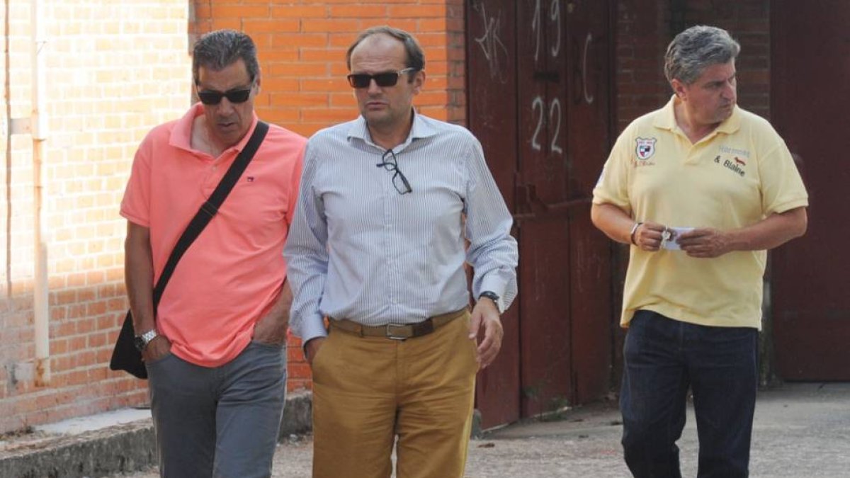 Juan Carlos Barriocanal -en el centro-, presidente del Burgos CF.-ISRAEL L. MURILLO