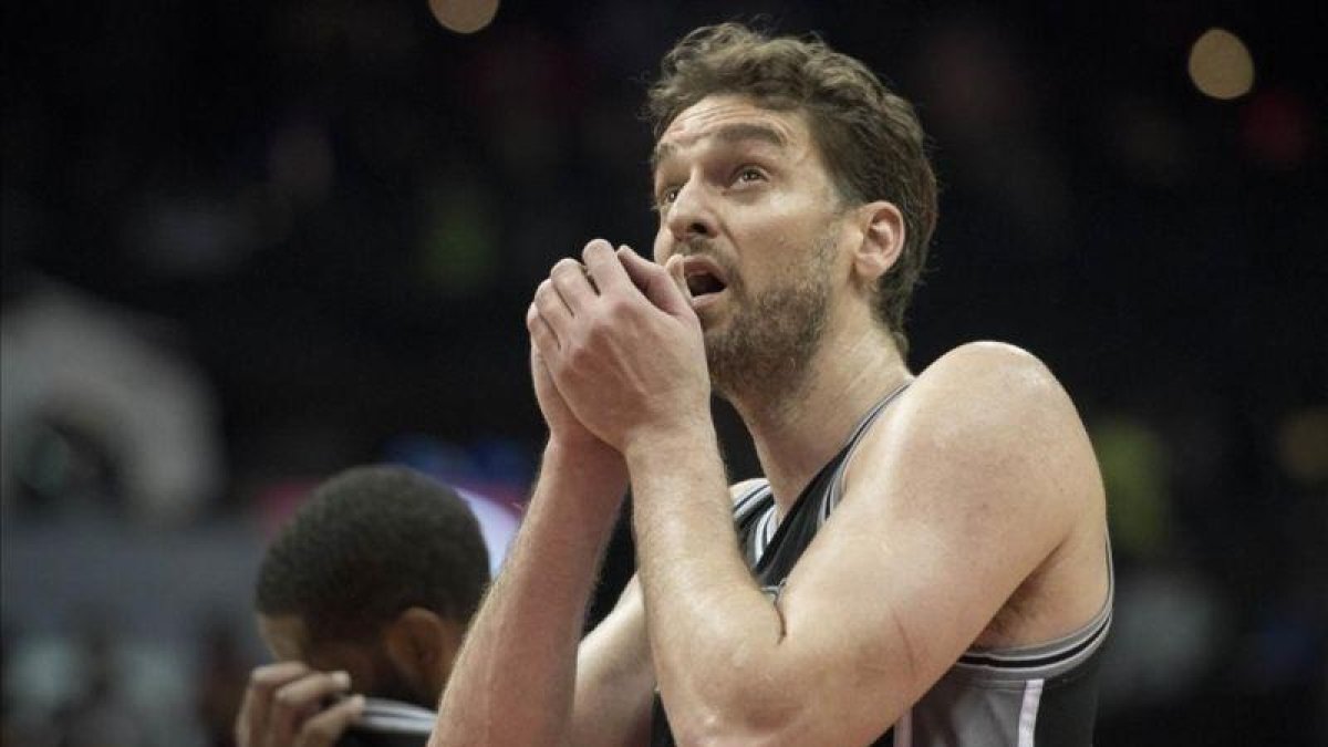 La buena actuación de Pau Gasol no evitó la derrota de los Spurs.-AP / JOHN AMIS