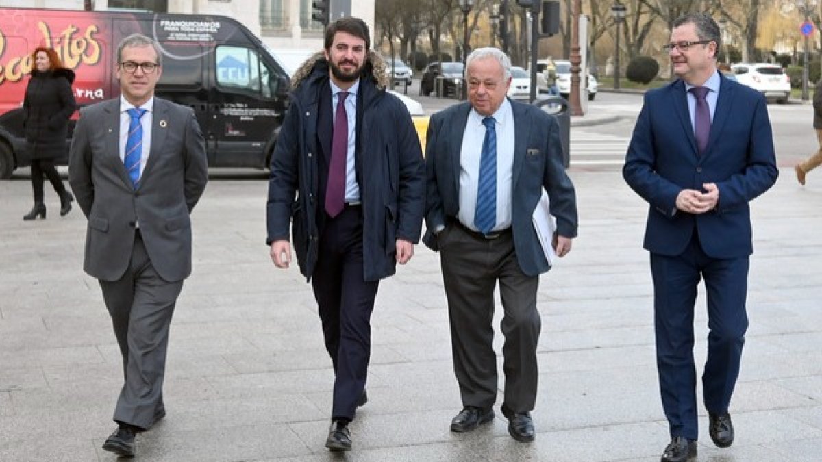 Consejeros de la Junta de Castilla y León antes de la presentación del Valle de Innovación en Burgos. ICAL