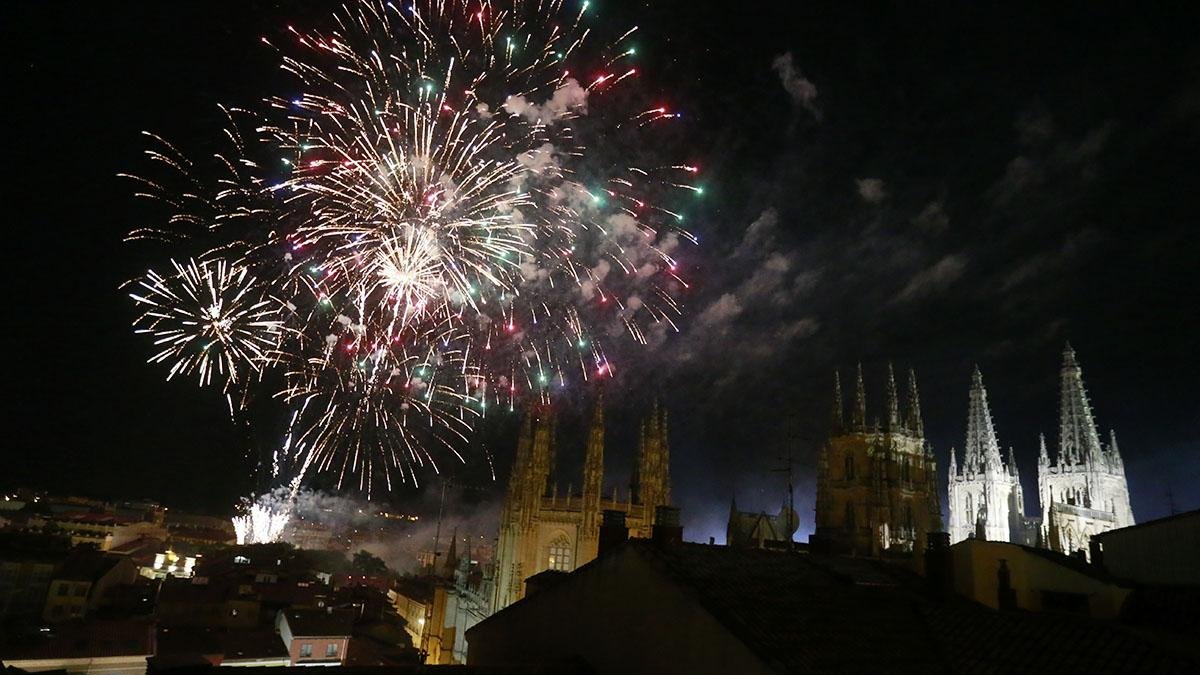 Fuegos artificiales con la Catedral de Burgos de fondo. ECB