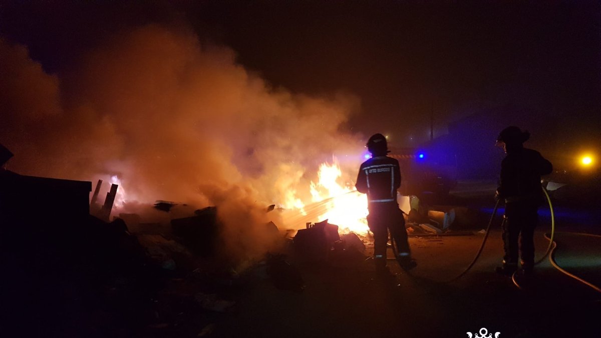 Los bomberos durante la extinción del fuego en El Encuentro. BOMBEROS DE BURGOS