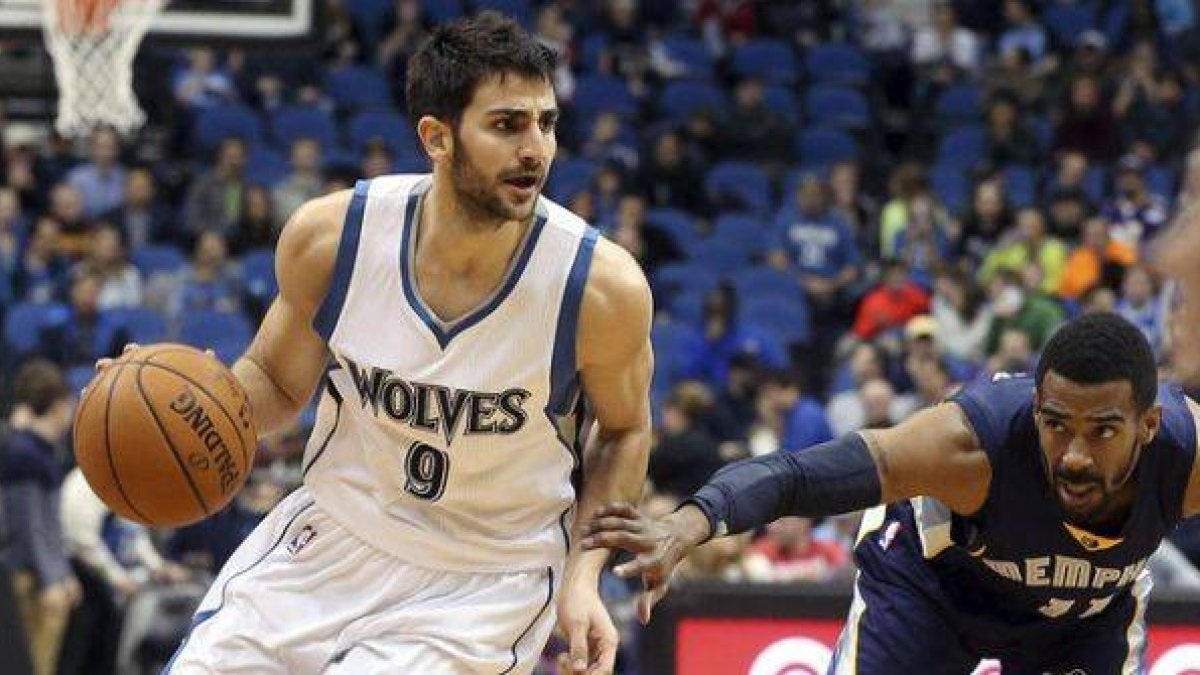 Ricky Rubio trata de avanzar con el balón ante Mike Conley, en el partido que ha enfrentado a los Timberwolves y los Grizzlies.-Foto: AP / JIM MONE
