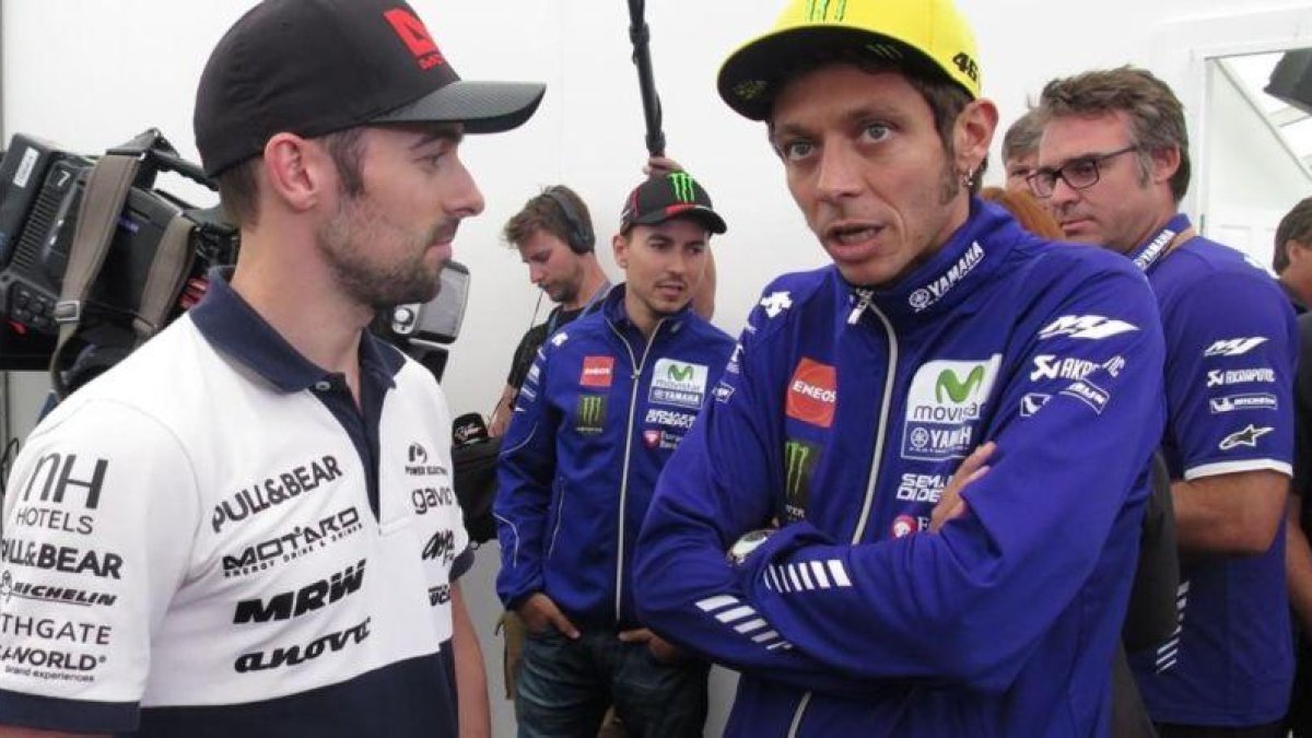 Eugene Laverty, Jorge Lorenzo, al fondo, y Valentino Rossi, hoy en Silverstone (Inglaterra).-EMILIO PÉREZ DE ROZAS / Enviado especial