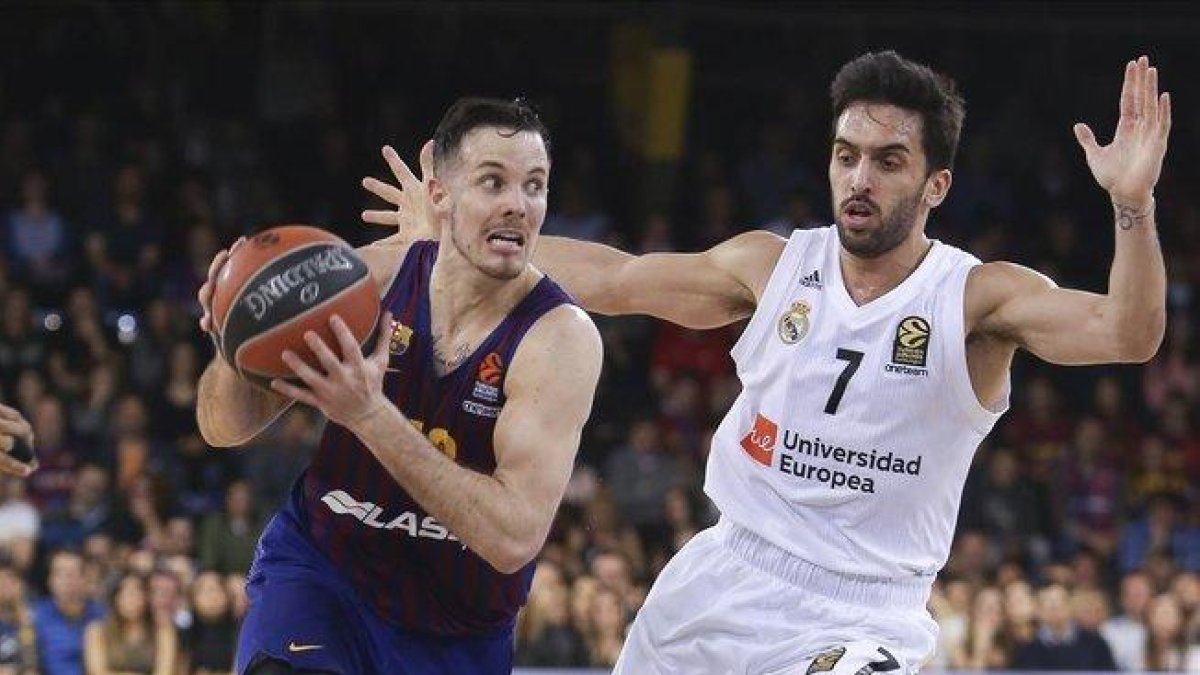 El base azulgrana Heurtel conduce el balón presionado por el madridista Campazzo.-VALENTÍ ENRICH