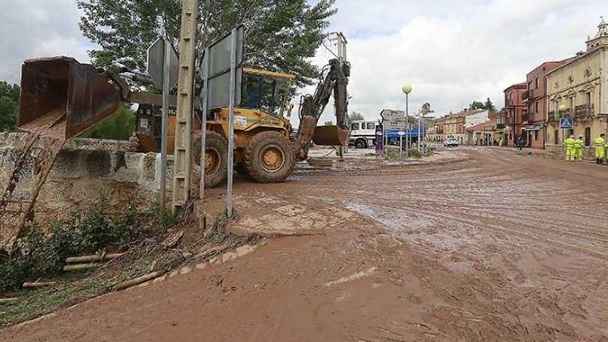 La carretera N-622 se encontraba totalmente embarrada en la mañana del jueves debido a la tromba de agua que sacudió la localidad.-RAÚL G. OCHOA