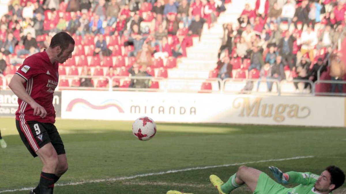 Cervero pica el balón para superar al meta de Osasuna B.-Alfonso G. Mardones