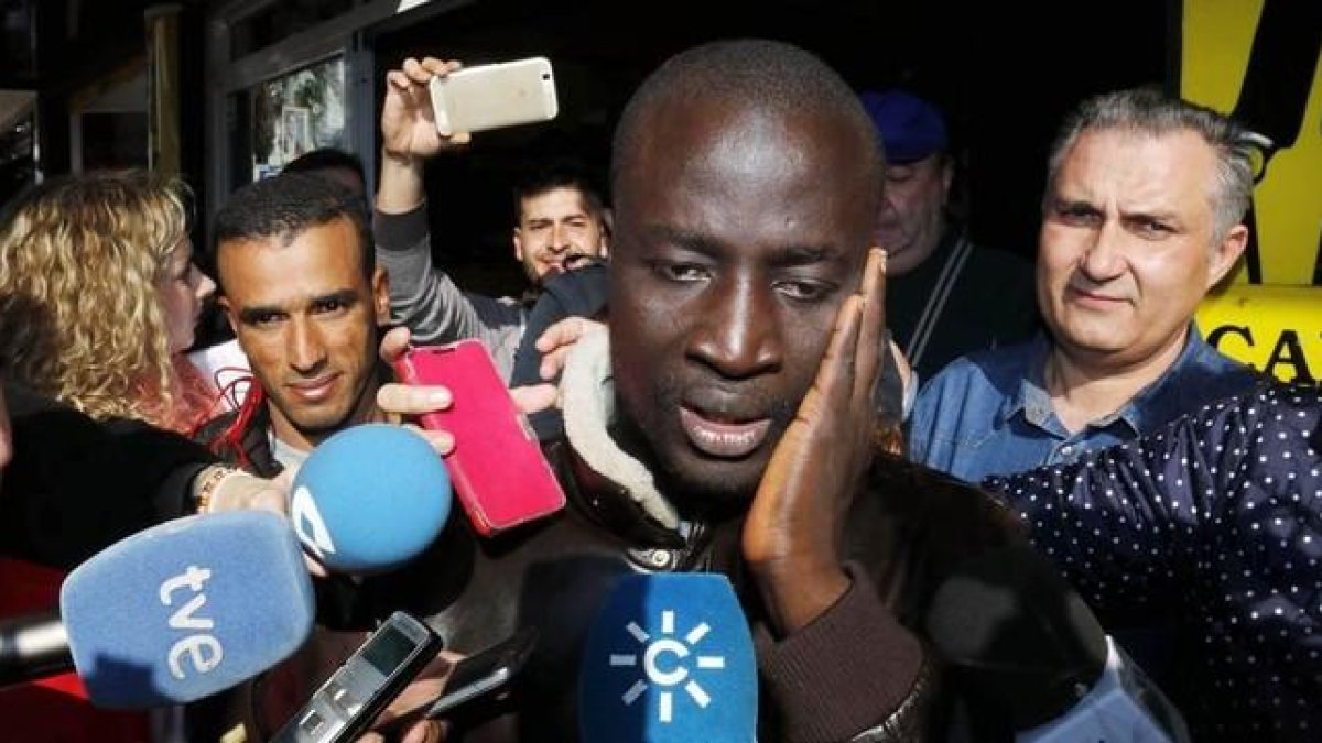 El senegalés Ngagne habla con los medios tras ganar el premio gordo de la lotería de Navidad.-EFE / CARLOS BARBA