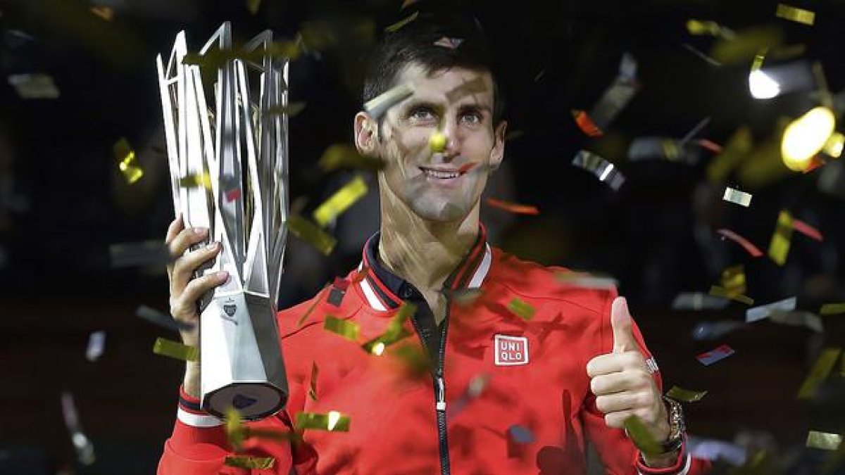 Novak Djokovic, con el trofeo que lo acredita como campeón del Master 1.000 de Shanghái.-AP / ANDY WONG