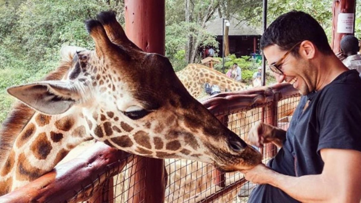Miguel Ángel Sivestre, en un centro de cuidado de jirafas.-INSTAGRAM