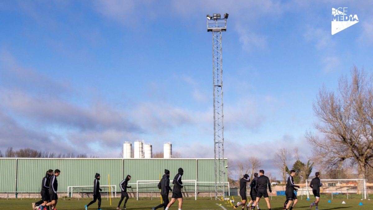 La plantilla del Burgos CF regresó ayer al trabajo en Castañares. BCF