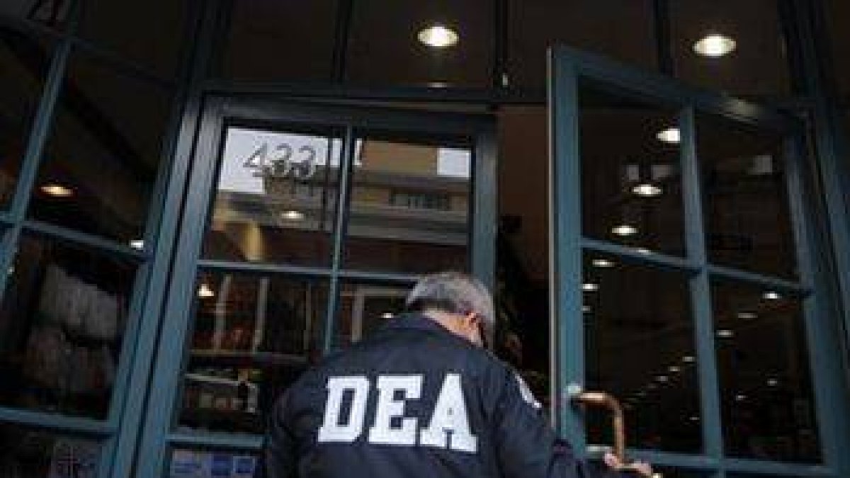 Un agente de la DEA entra en una farmacia de Beverly Hills, en agosto del 2009.-Foto: GABRIEL BOUYS / AFP