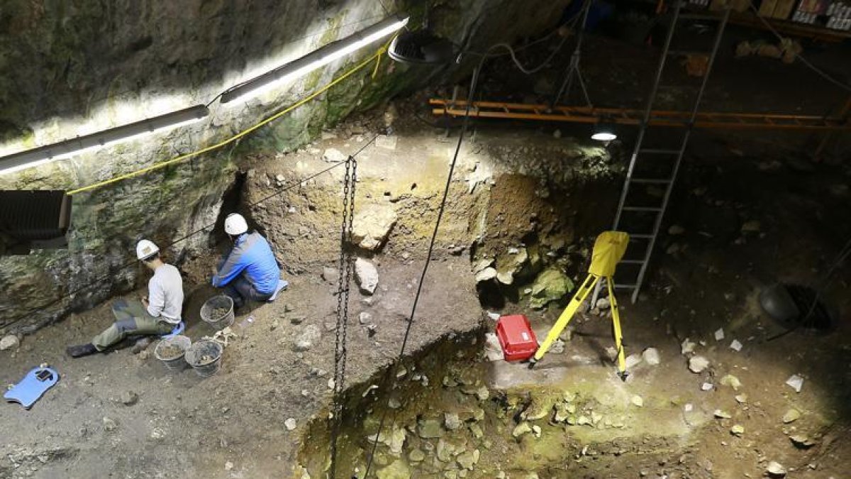 Se cumplen 20 años desde que se empezó a excavar en Portalón y Cueva Mayor.-Raúl Ochoa