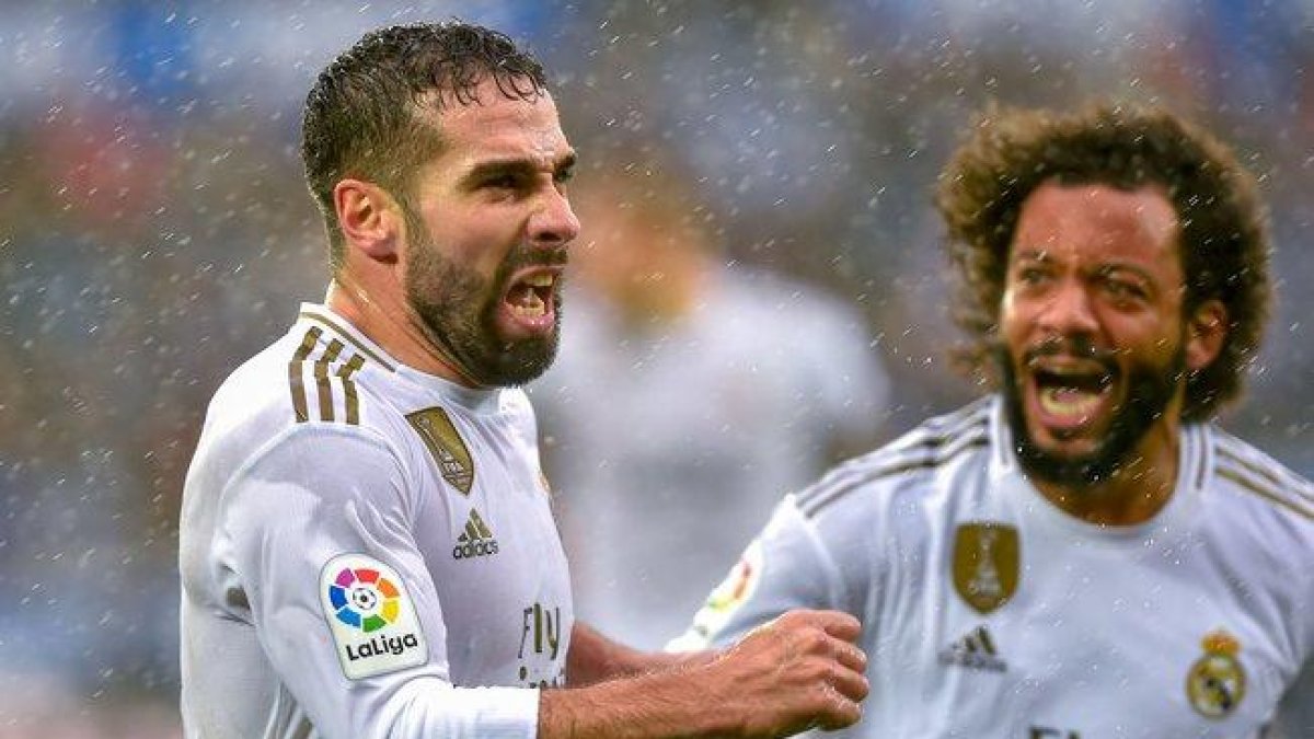 Carvajal (i) celebra el gol de la victoria del Madrid en Vitoria. Carvajal celebra el gol de la victoria del Madrid en Vitoria.-AFP