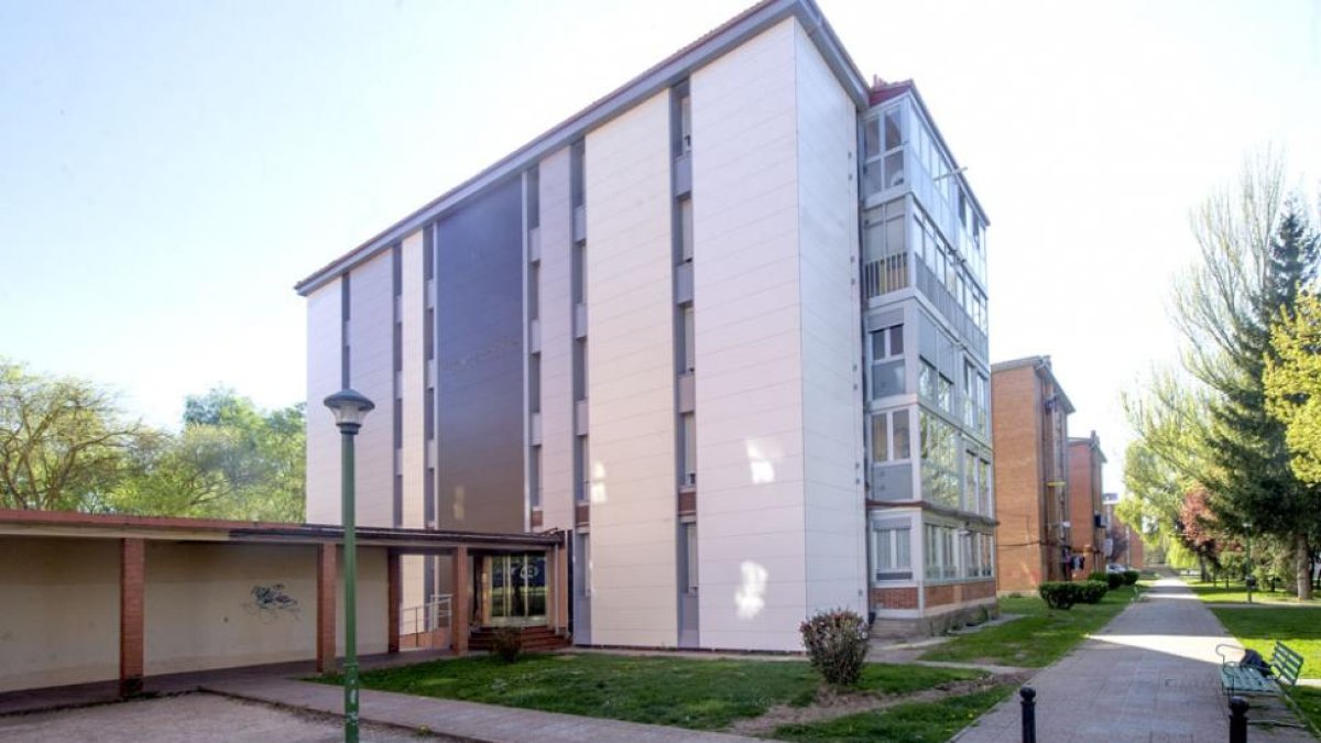 En el bloque 25 ya han retirado los andamios y en su nueva fachada se lee ‘Edificio San Juan de Ortega’.-ISRAEL L. MURILLO