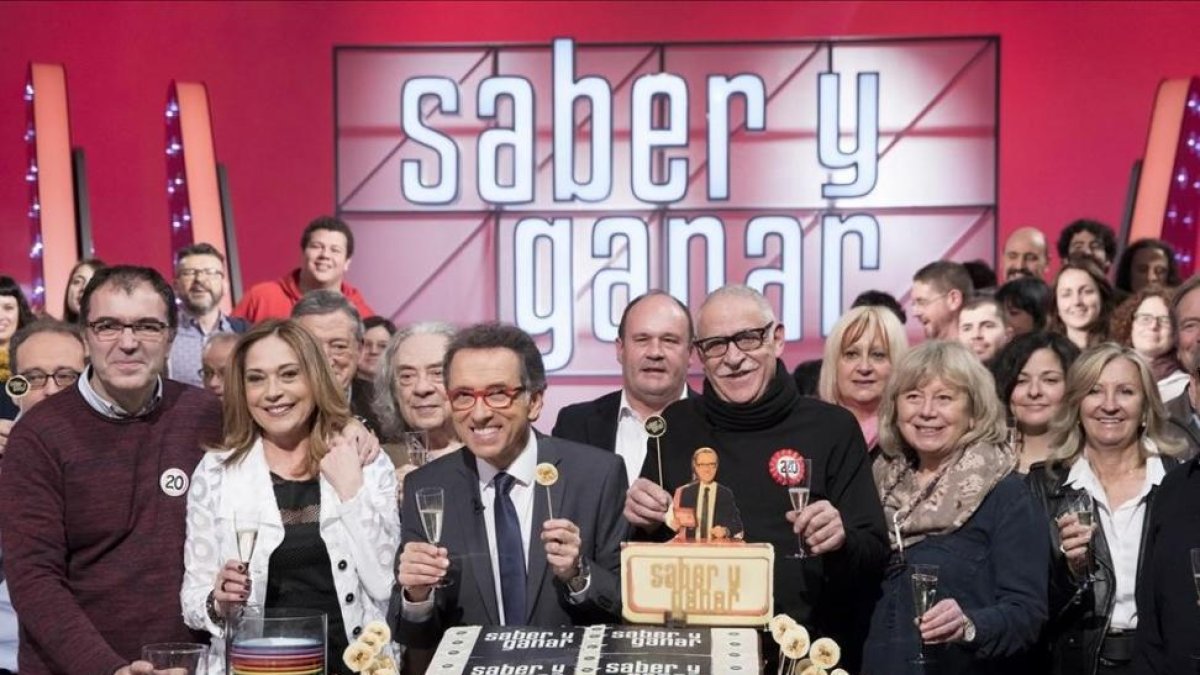El equipo de 'Saber y ganar', con Jordi Hurtado al frente, celebra los 20 años del programa.-FERRAN NADEU