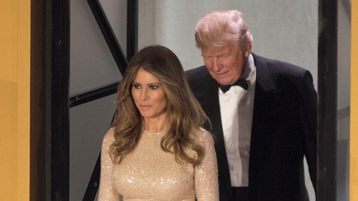 Melania Trump llega a la Cena a la Luz de las Velas en Union Station, un día antes la toma de posesión como presidente.-CHRIS KLEPONIS / POOL