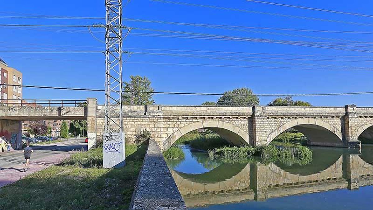Las obras para derribar el puente impedirán el paso de vehículos y peatones durante un mes.-RAÚL G. OCHOA