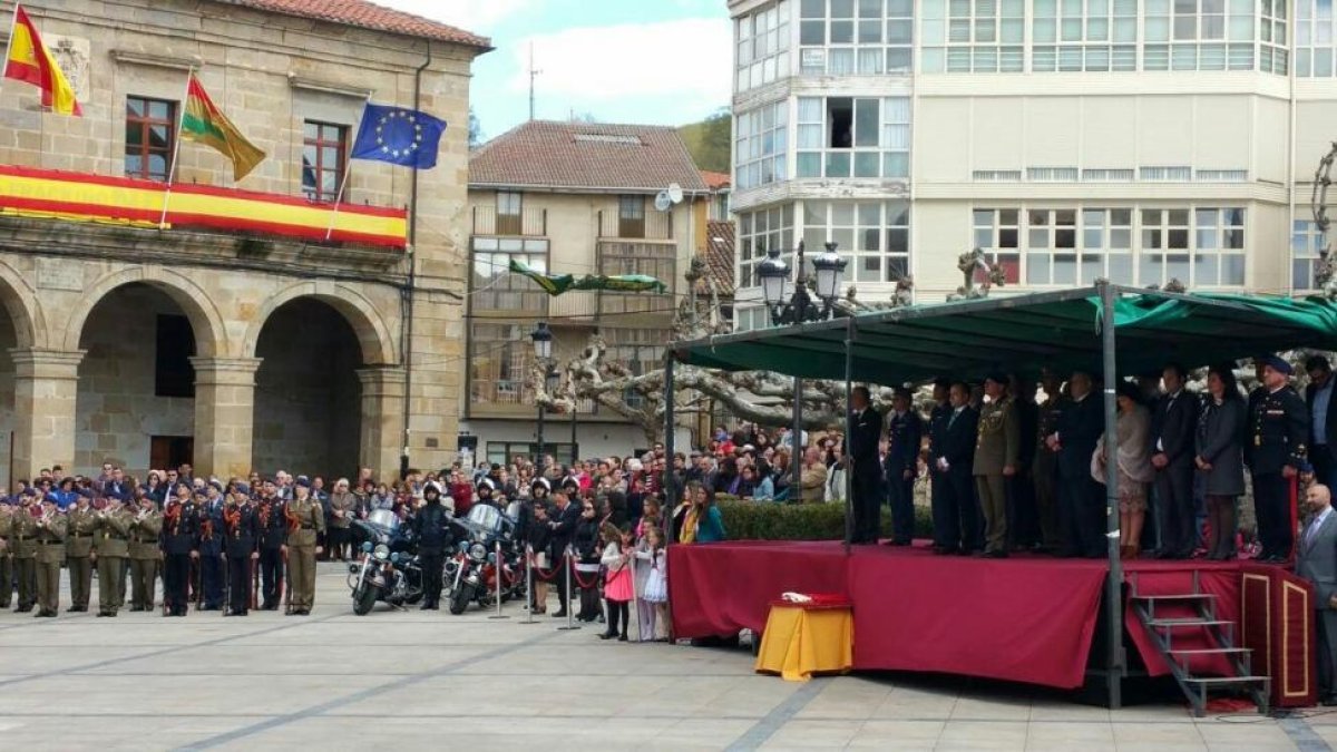 Efectivos del Grupo de Honores de la Guardia Real ayer en Espinosa de los Monteros.-ECB