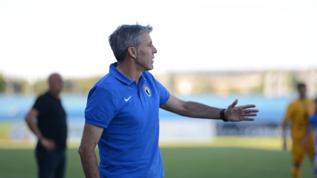Paco Fernández da instrucciones a sus jugadores durante el duelo frente a la Arandina.-ALBERTO CALVO