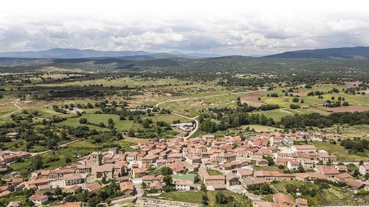 Vista aérea de la localidad burgalesa Castrillo de la Reina.-ISRAEL L. MURILLO