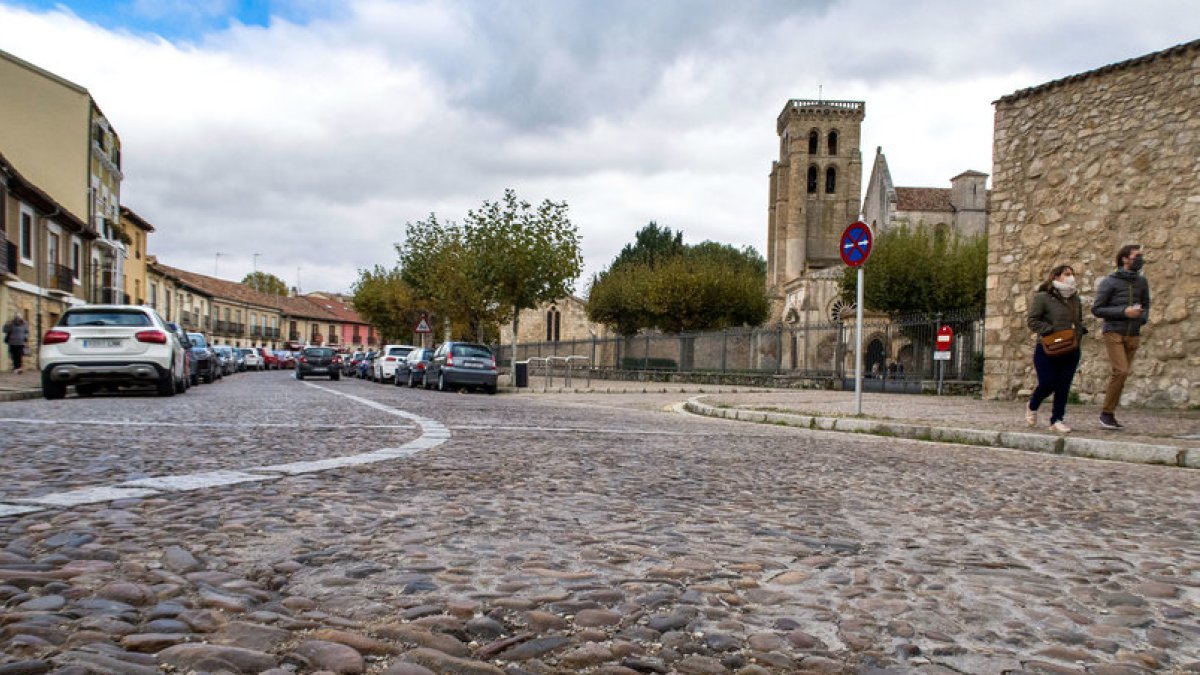 Vista general de la calle Alfonso VIII, que será renovada en varias fases por el Ayuntamiento. TOMÁS ALONSO