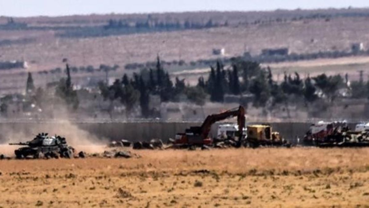 Un tanque turco regresa de Siria durante la ofensiva turca contra posiciones de Estado Islámico, este domingo.-BULENT KILIC / AFP