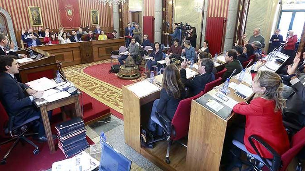 Los corporativos municipales votan sobre una proposición ayer en el Pleno municipal.-RAÚL G. OCHOA