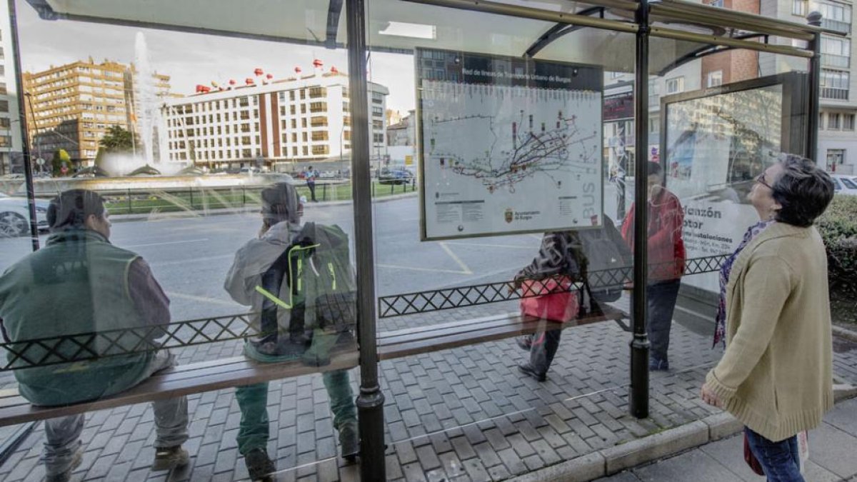 Una viajera mira el plano de las líneas ubicado en una de las marquesinas de la Plaza de España.-ISRAEL L. MURILLO