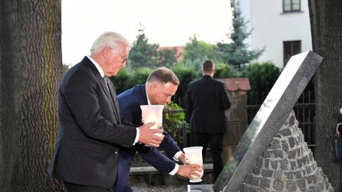 Los presidentes de Alemania y Polonia, Steinmeier (izquierda) y Duda, depositan velas en la ceremonia de conmemoración del inicio de la segunda guerra mundial, este domingo en Westerplatte.-EPA/PAP