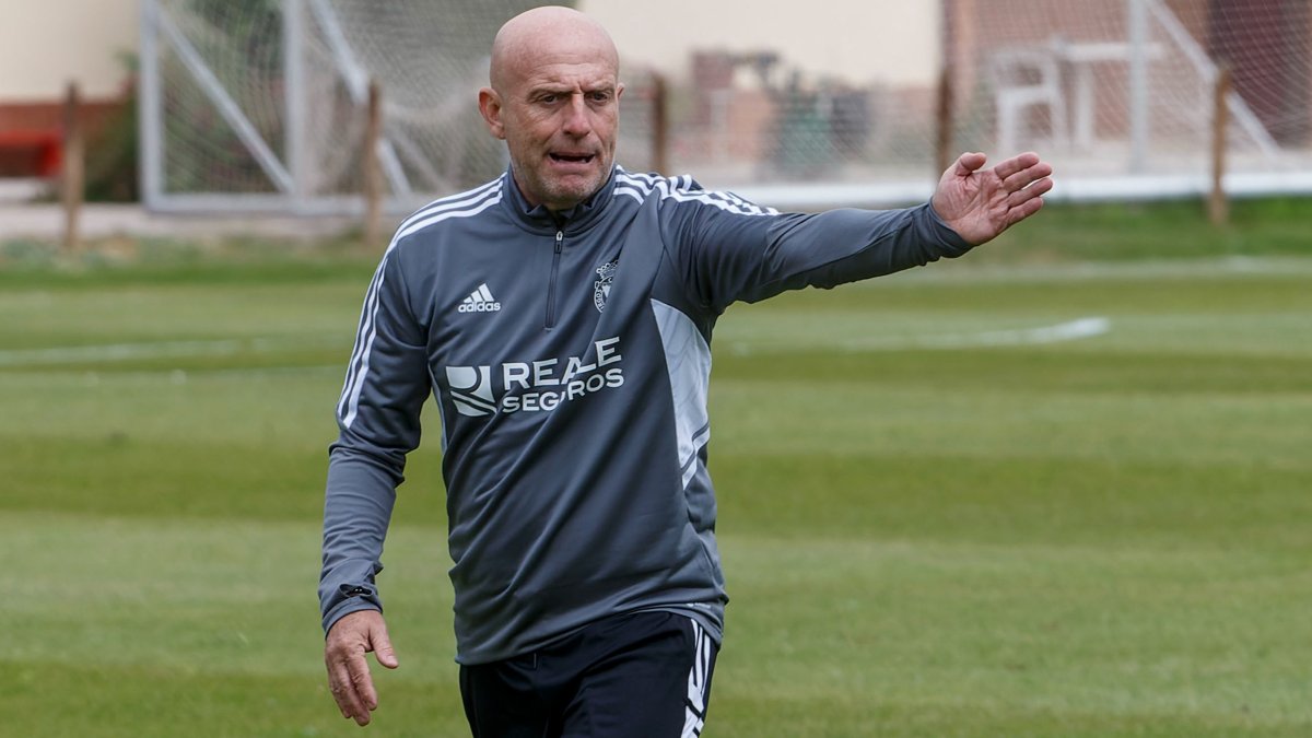 Calero ordena a sus jugadores durante un entrenamiento en La Deportiva. SANTI OTERO