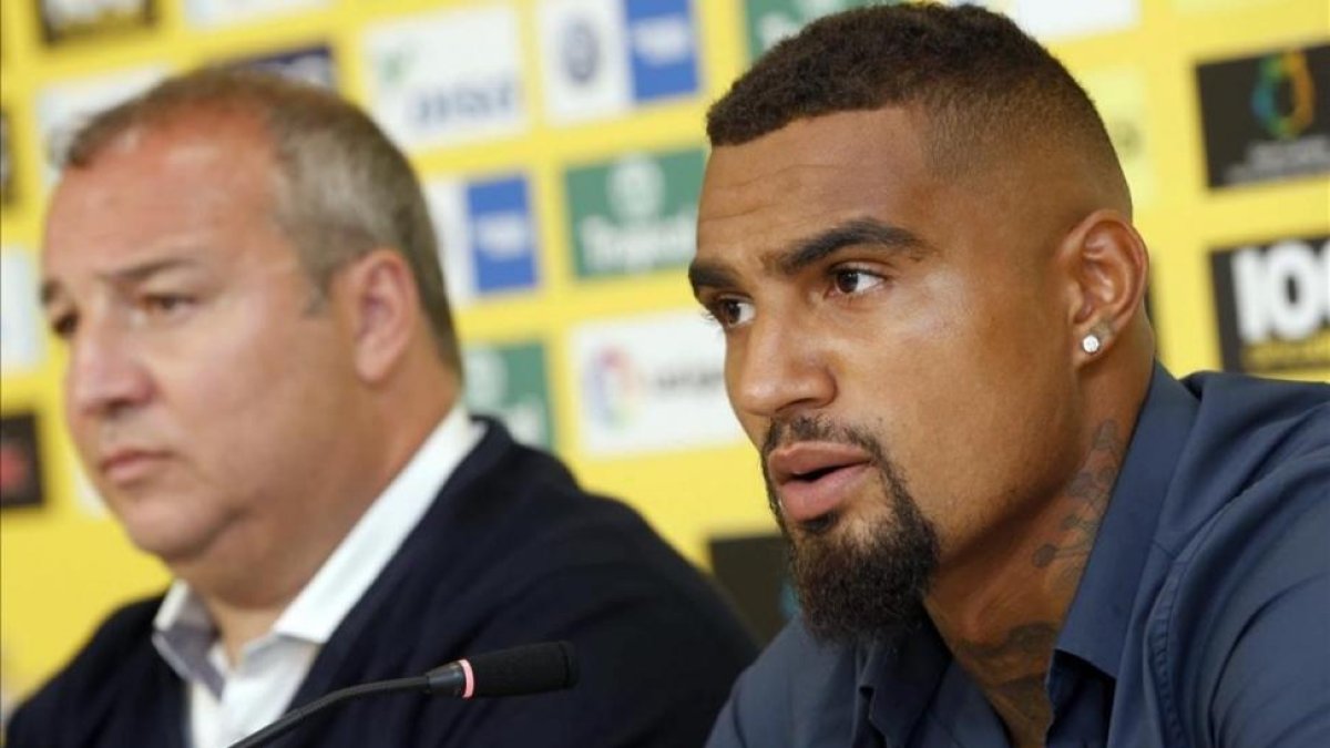 Boateng y M. Ángel Ramírez, presidente de la UD Las Palmas, durante la rueda de prensa de este miércoles.-ELVIRA URQUIJO / EFE