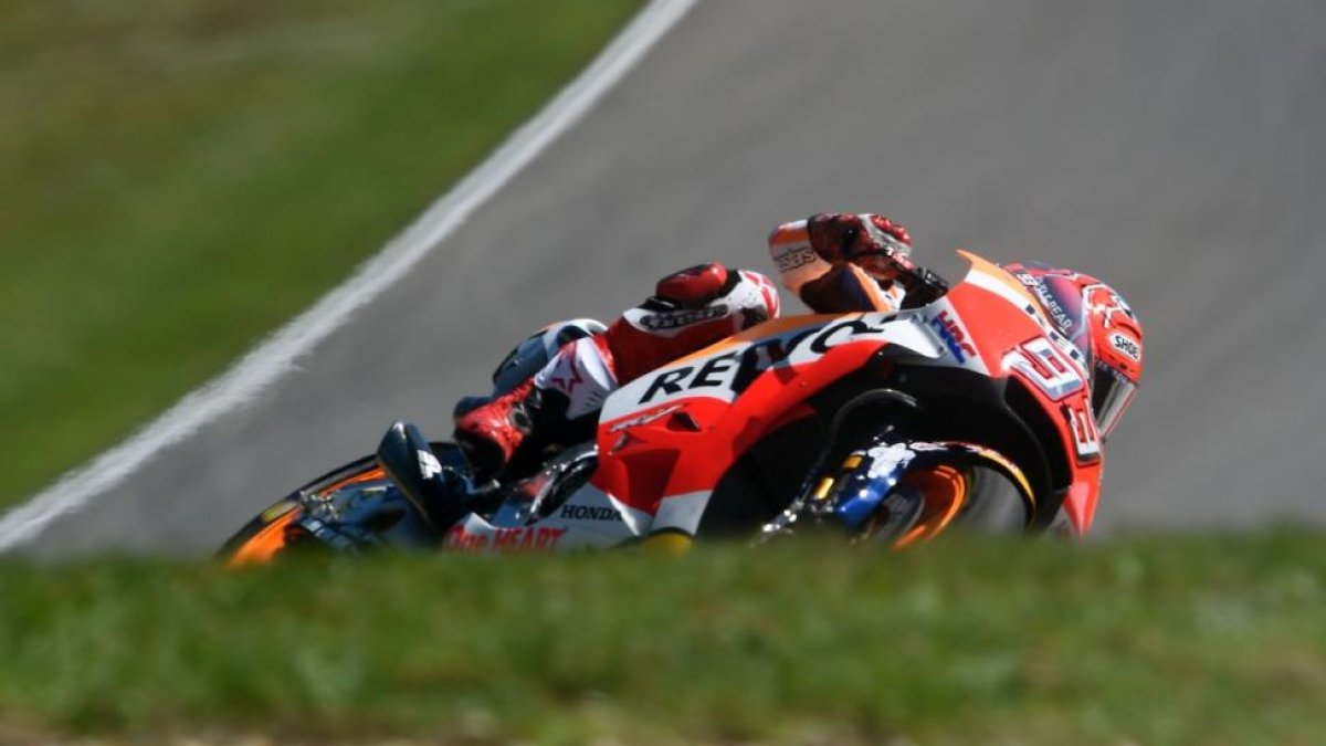 Marc Márquez, camino de su victoria en Brno-MICHAL CIZEK / AFP