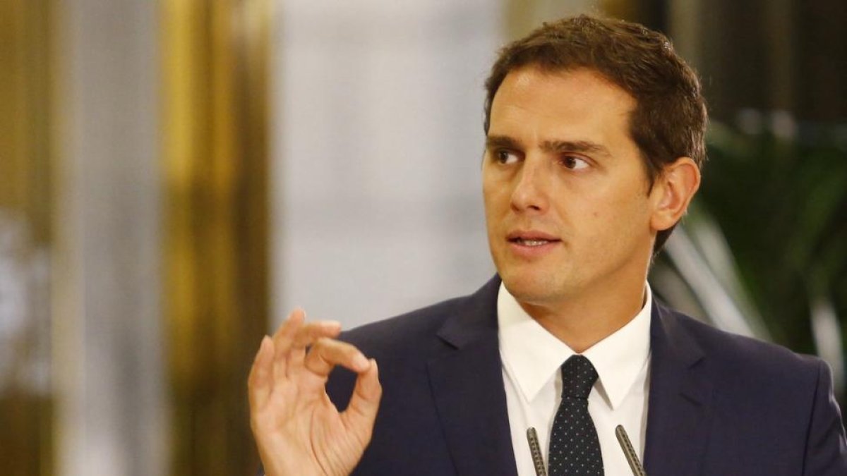 El líder de C's, Albert Rivera, este domingo tras la firma del pacto de su partido con el PP.-AGUSTÍN CATALÁN