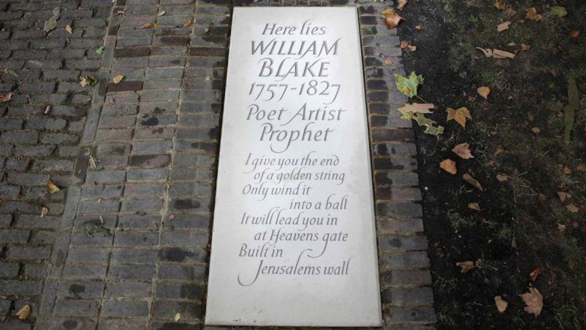 La nueva lápida de Blake, con un fragmento de Jerusalem, su poema más célebre.-DANIEL LEAL-OLIVAS
