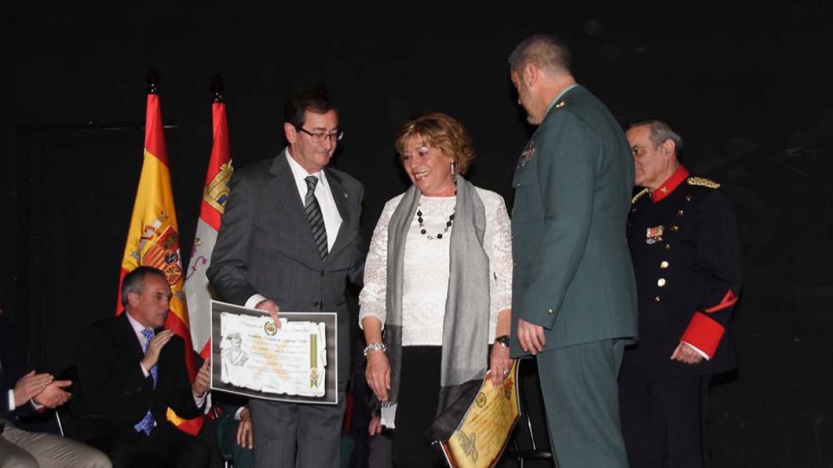 Los padres del Guardia Civil Carlos Sáenz de Tejada García recogieron la distinción entre los aplausos de los asistentes.-G.G.