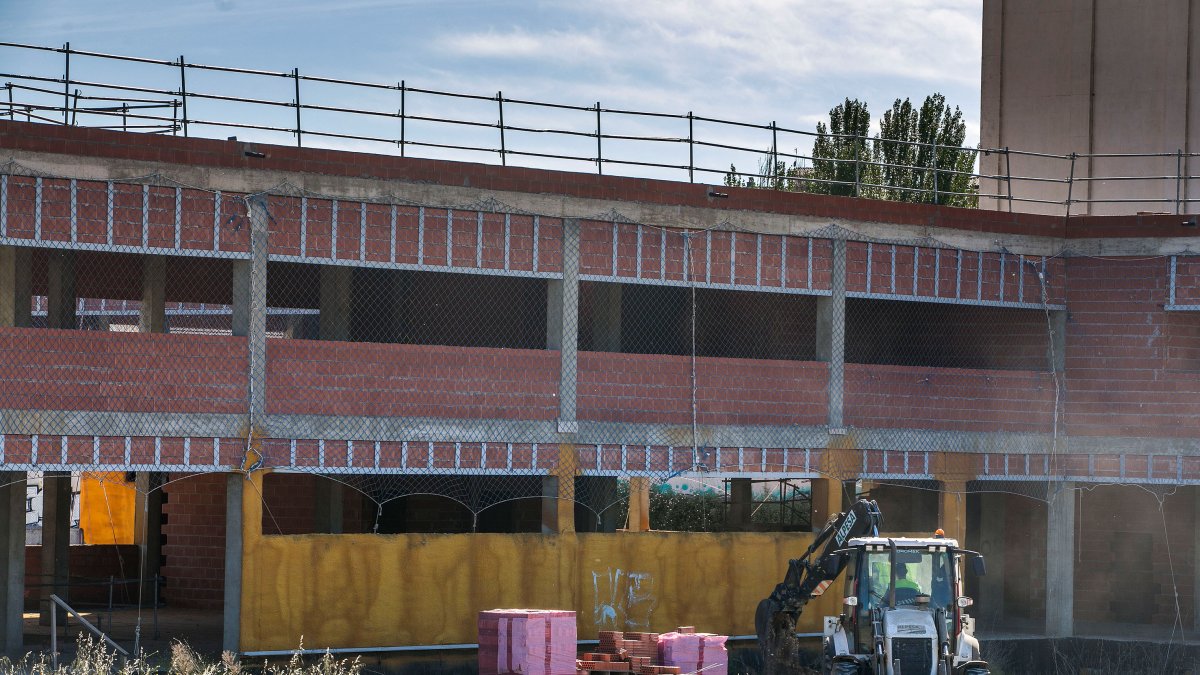 Una maquina trabaja en las retomadas obras del centro de salud de García Lorca. TOMÁS ALONSO