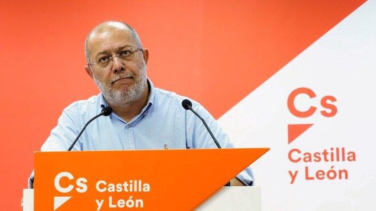 El candidato de Ciudadanos a la Presidencia de la Junta de Castilla y León, Francisco Igea, en una rueda de prensa para valorar la situación política y el estado de la negociación del Gobierno en Castilla y León.-R. GARCIA (EFE)