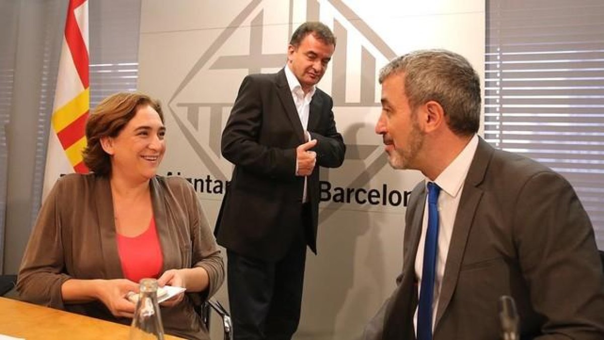Ada Colau con el socialista Jaume Collboni y, detrás, el republicano Alfred Bosch.-/ RICARD CUGAT