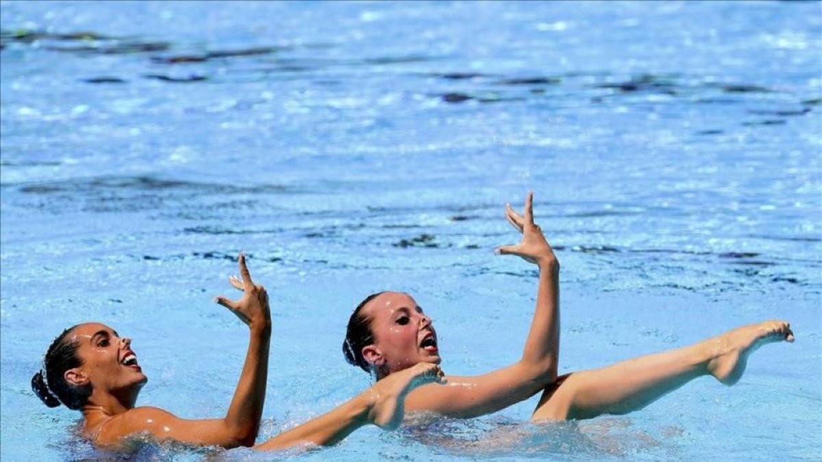 Ona Carbonell y Paula Ramírez, en un momento de su actuación-ALBERTO ESTEVEZ / EFE