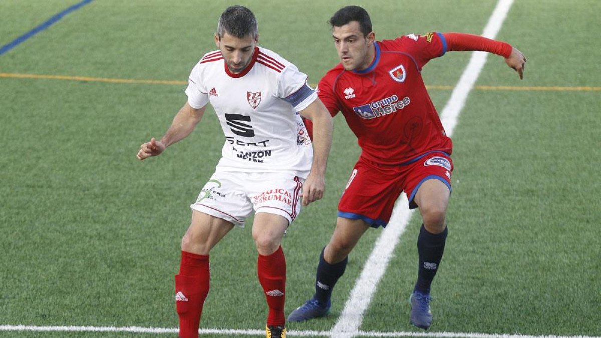 El capitán del Seat Arlanzón Motor, Pablo, protege un balón ante el acoso de un jugador del Numancia B-Santi Otero