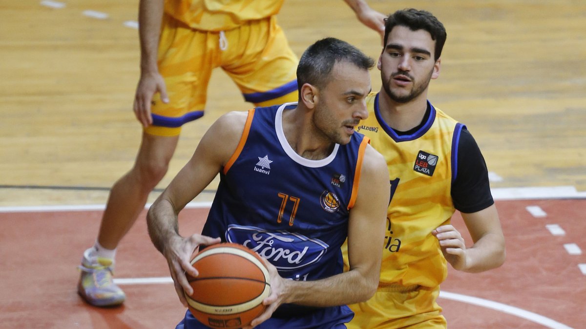 Ruiz de Galareta postea ante un rival, ayer. SANTI OTERO