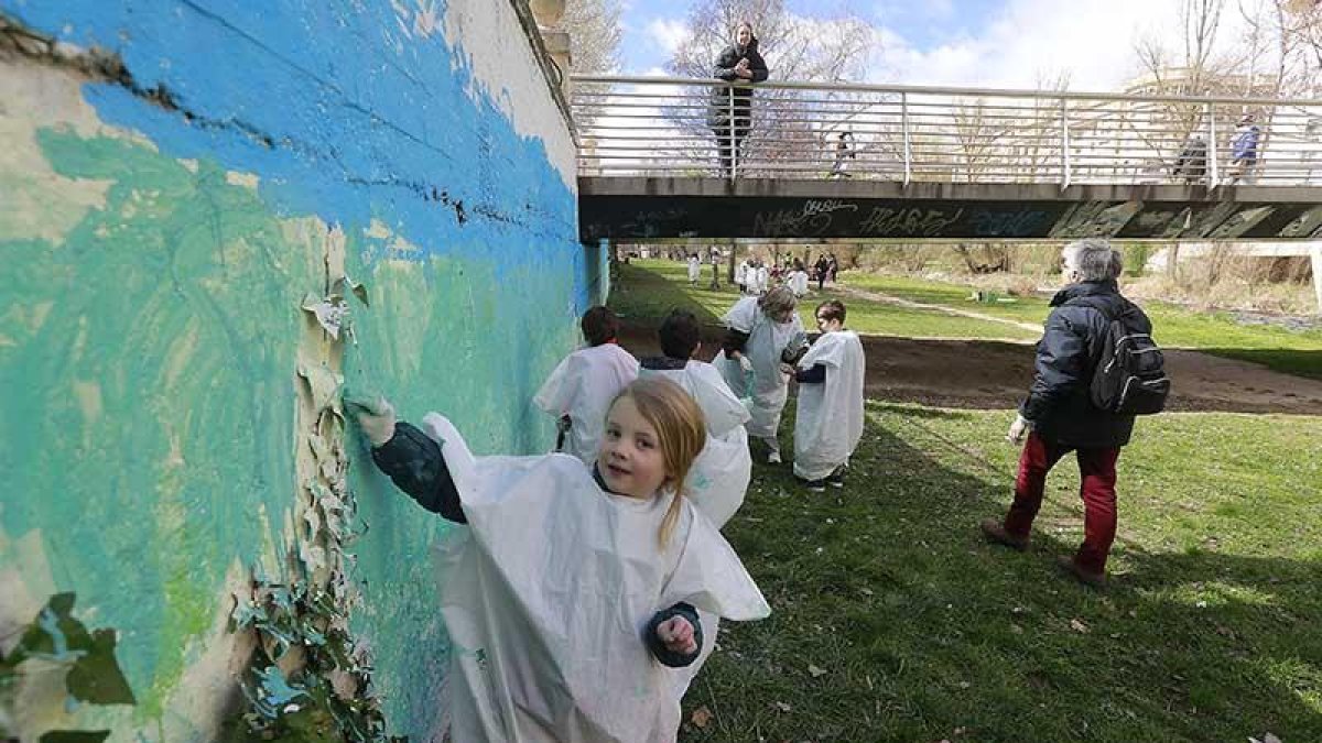 Alumnos del colegio Río Arlanzón pintaron un mural con motivo del Día Mundial de los Ríos.-RAÚL G. OCHOA