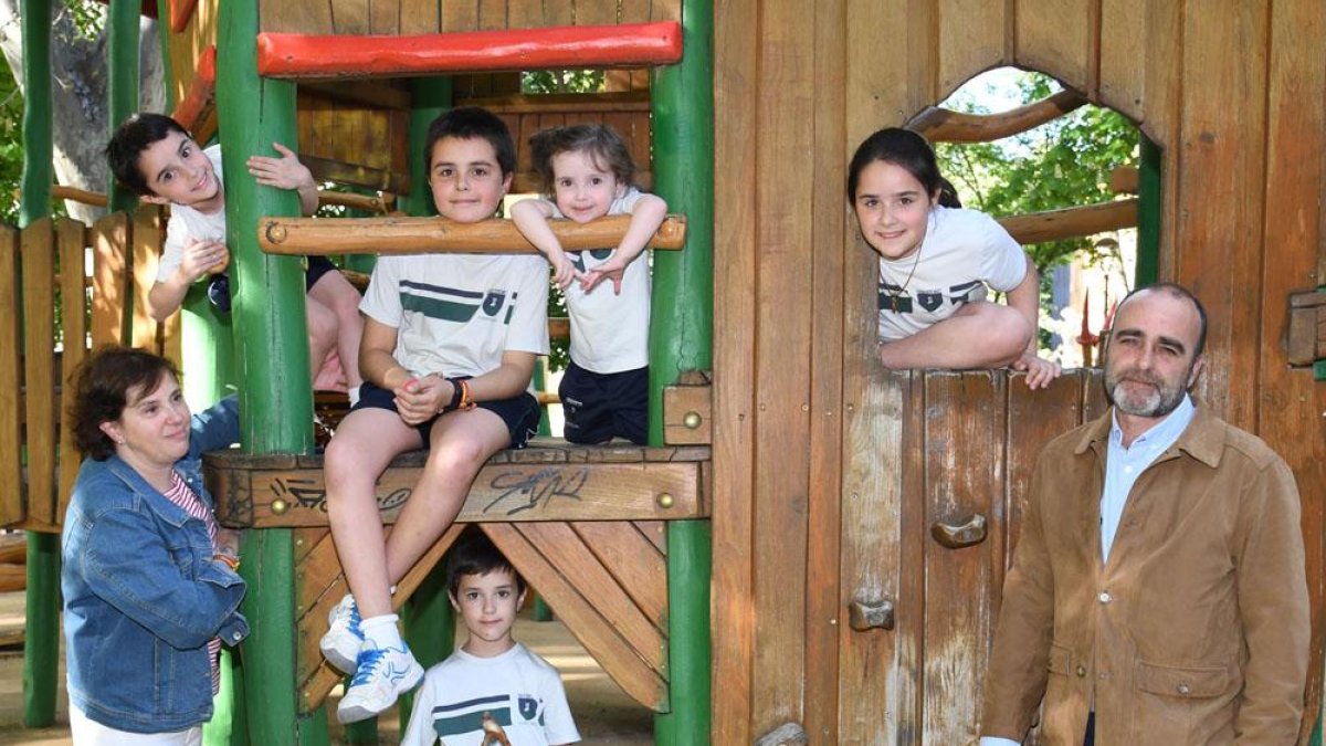Fernando de Pablo y María Isabel junto a su familia.-ICAL