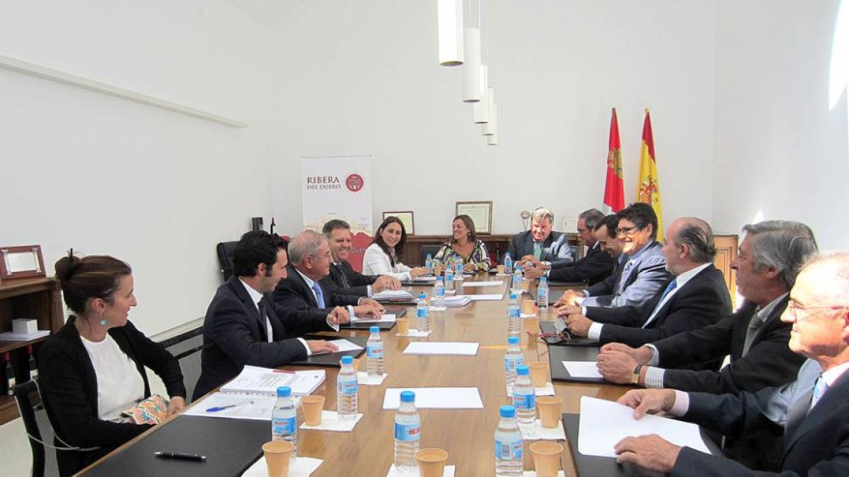 Imagen de la reunión que mantuvo la consejera con los vocales del Consejo Regulador.-L. V.