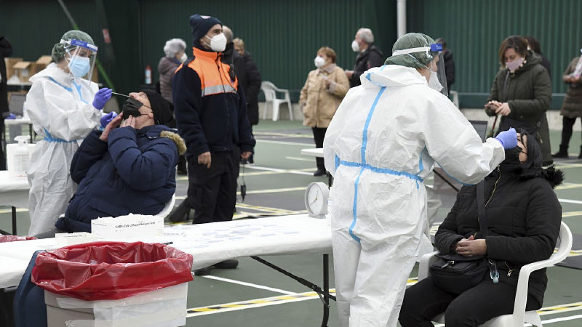 Varias personas se someten a un test rápido en Miranda. ICAL