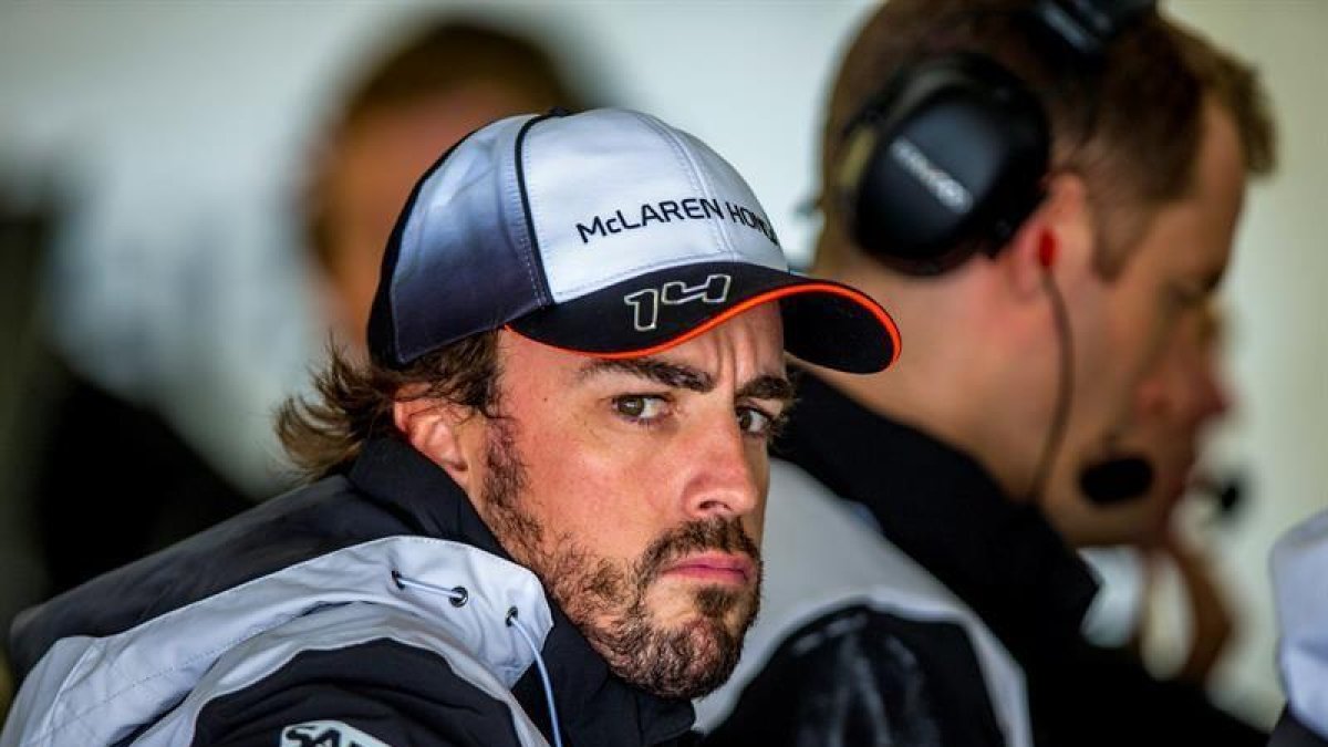 El piloto español de Fórmula Uno, Fernando Alonso de McLaren-Honda durante la primera sesión de entrenamientos libres en el circuito autódromo de Sochi-EFE/Srdjan Suki